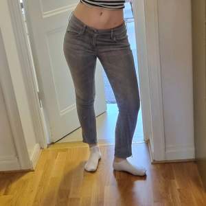Grå stretchiga jeans
