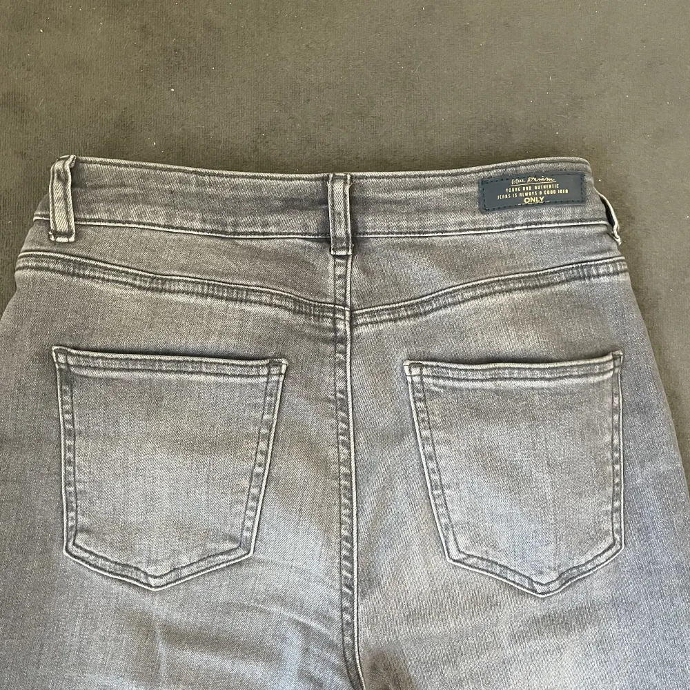 Ett par lågmidjade gråa bootcut jeans från märket Only Tall! 🖤 För långa på mig som är 175 cm. Förekommer mindre slitningar på nedersta kantsömmarna. Storlek 36/S, innerbensmått 90cm!. Jeans & Byxor.