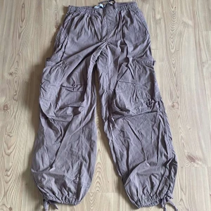 Cargo byxa  - Jag säljer ett par cargo byxor i storleken XS. Använda några gånger men säljer för har tröttnat på dom. Köparen betalar för frakten. 