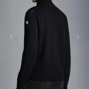 Moncler cardigan  - Lånade bilder! Skriv privat för egna  Skick 9/10  Tags ingår  Köpt på haiendo Pris 4600 kr  Storlek M (2)  Nypris: 8999 kr 