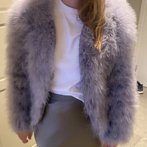 DM dennis maglic fjäderjacka storlek XS light grey - superfin pälsjacka i nyskick som endast använts vid ett tillfälle. Denna är från Dennis Maglic i färgen ”light grey” storlek Xs och nypris ligger på 1299kr. Säljs endast för den inte kommer till användning! Kom med prisförslag   