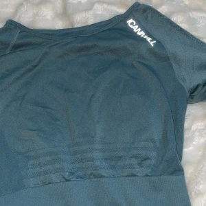 ICIW Träningströja jungle green - Säljer träningströja från ICANIWILL i stl S och färgen jungle green.