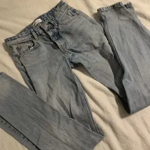 Supersnygga lågmidjade jeans från zara. Säljer pga att de är för små. Skriv om ni har frågor!💕