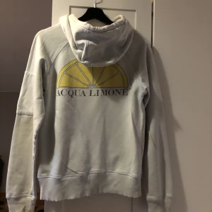 Säljer denna Aqcua limone tjocktröjan. - Jag säljer denna tjocktröjan då den är för liten för mig. Använt Max 3 gånger, inget fel på den. Ordninarie pris 1199 då jag säljer den för minst 500 kr, pris kan vi diskutera privat.