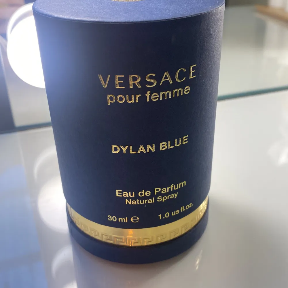 Hej! Säljer Versace Dylan blue 30 ml EDP. Den lutar super elegant och moget! Det är ca. hälften kvar (de vita strecket på 2 bilden) tryck gärna på köp direkt! 💙💙💙 nypris ca 600 . Parfym.