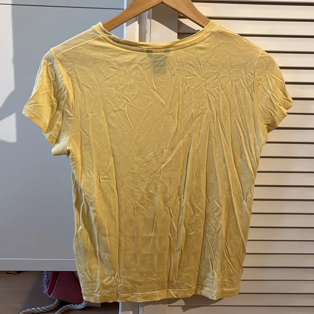 Betalning sker via köp nu🥰 Köparen står för frakten💗. T-shirts.