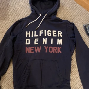 Hilfiger hoodie storlek small - Hilfiger hoodie storlek small