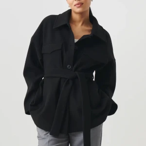 Skjortjacka  - Grön Jacka från Ginatricot. Med fickor på bröstet och i sidorna. Använd fåtal gånger. Heter towe jacket