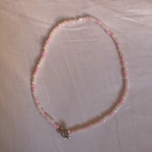 Rosa & vit pärlchoker - 35cm lång, ej stretchig<3 Låses med ett litet hjärta & pil