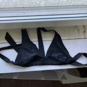 Svart bikiniöverdel  - Överdel som knyts! Fint skick nästans lerig använd