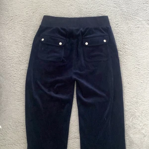 Mörkblå Juicy byxor - Säljer då de inte längre kommer till användning. Storlek Xs men passar även Xxs och S. Säljer även ett par mörkgröna. 