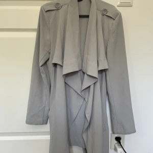 Grå kappa - Tunn vår/sommar grå-blå kappa, bra kvalité, använd till speciella tillfällen (: