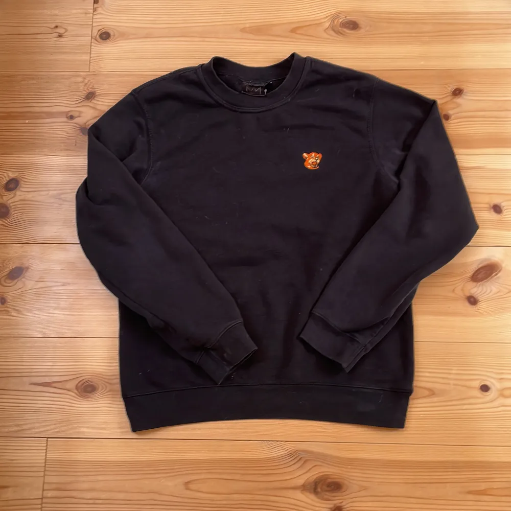 Hov1 crewneck. Sparsamt använd, inget slitage alls. Oversize fit.. Hoodies.