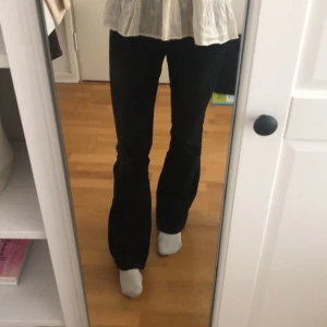 Flare jeans! - Säljer de här lågmidjade gråa/ svarta jeansen från Urban Outfitters! Väldigt fin passform! Jag är ca 170cm