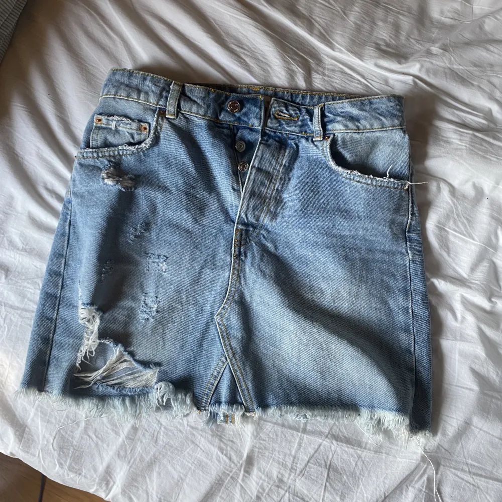 Jeans kjol från Gina jättesnygg, skön, super skick men kommer inte till användning. . Kjolar.