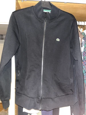 Lacoste Zip sweatshirt - Lacoste Zip sweatshirt/hoodie, inköpt på Shelta.  Nypris: 1995kr