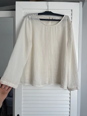 Blus - Fin MONKL blus! Nyskick! Cremefärgad. Jag bjuder på frakten!
