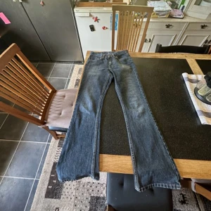 Lågmidjade bootcut jeans - Vintage lågmidjade bootcut jeans. John Pearson & son. Model 252 bootcut. Storlek W 27 L 30. Små i storleken