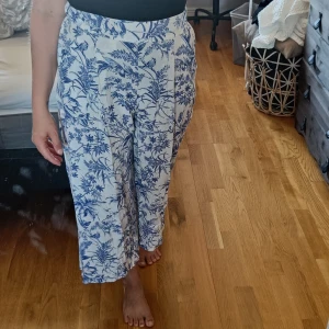 Tunna byxor  - Fina, tunna byxor från hm. Perfekt nu till sommaren. Två fickor framtill. Endast använda fåtal gånger så är i mycket fint skick! För referens så är jag cirka 1.56 cm  Storlek 36, elastiskt band baktill i midjan men tycker inte det gör att dom passar en st