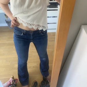 Lågmidjade Levis jeans - Superfina Levis jeans. Köpta på sellpy för 800kr säljer för 300kr. Midja 38 cm, innerbenslängd 77 cm. Jag är 161. 300kr + 74kr frakt / köp via köp nu!