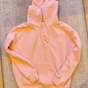 Rosa hoodie från BikBok. Säljer för jag inte använder längre, men den är väl använd i tidigare dar. Börjar bli lite knottrig men inget som stör egentligen 