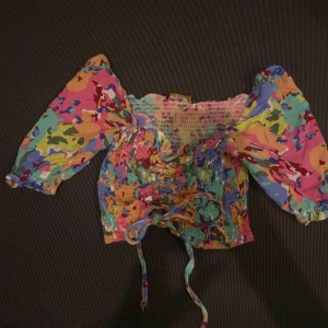 Linne - Off shoulder tröja i storlek M men skulle säga att den passar en Xxs - S bättre. Super fina färger!💗