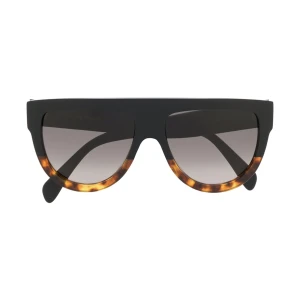 Celine solglasögon  - Säljer dessa Celine solglasögonen som är använda Max 2 gånger och säljer dem då dem inte passar mig. Dem är i ett ny skick och har inga repor och det medföljer ett skydd för dem samt kartongen. Dem är inköpta på NK i Göteborg. Pris kan diskuteras