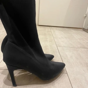 Klackar - Snygga och stilrena klackar i storlek 38. Skulle dock säga att det är snäppet små i storleken