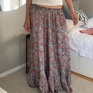 (Kan posta idag!) Säljer denna superfina kjol som jag köpte för ngn månad sen i italien! Perfekt till sommaren💕den har resår i midjan och går att ha både i midjan och lågmidjat! Nyskick! Säljer för 500kr+frakt