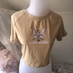 Babytee - FRI FRAKT, kontakta mig bara innan köp<3 superfin babytee/croptopp med en liten älva på i en slags créme/beige/brun färgblandning? Älvan har även färgerna lila & blå! Ger lite y2k vibes? Mjukt tunnt material, mysig i sommar<3 läs gärna bio<3