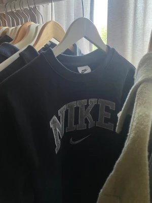 Nike Sweatshirt - Säljer min Nike sweatshirt med ”vintage” look  Skick: Nästan oanvänd  Size: S
