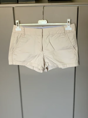 Zara shorts  - Snygga puderrosa shorts från Zara  dressade med fickor.  St S 