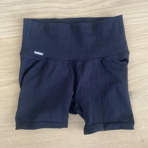 Träningsshorts - Stretchiga  träningsshorts från aim’n. Nyskick, endast testade på.
