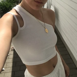 Weekday cutout linne - Gräddvit cutout linne från weekday, i storlek XS, aldrig använd i skick 9/10.