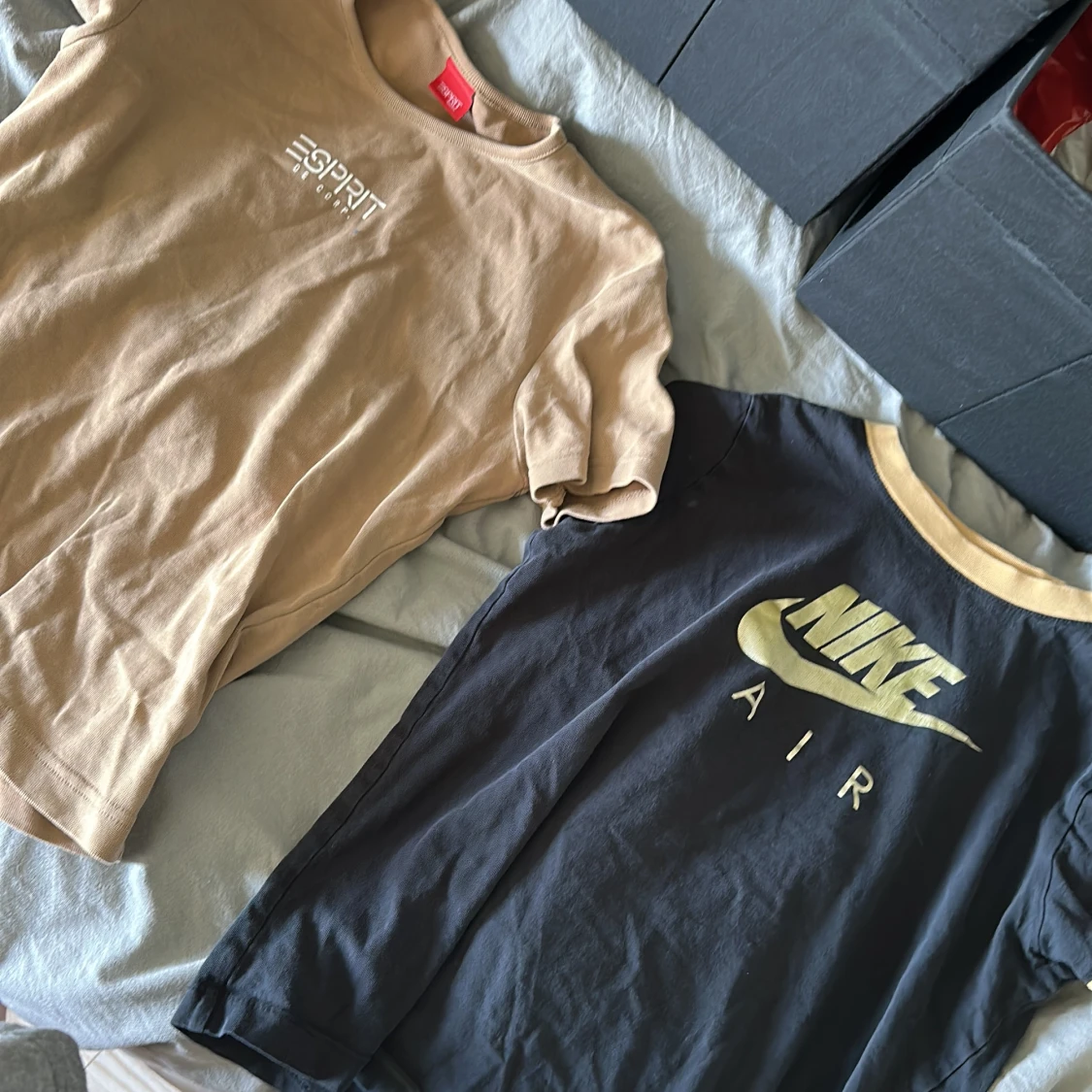 Två tränings tröjor - 91