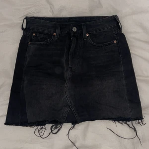 Jeanskjol - Svart jeanskjol med slitningar nertill, passar även 38