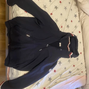 Moncler cardigan - En knappt använd moncler kofta i strlk L men säljer pågrund av att den är lite för liten för mig. Priset går att diskuteras vid en snabb affär. Bara att höra av sig om man är intresserad.