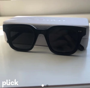 Svarta Chimi 04 - Säljer mina svarta chimis i 04🕶️, sparsamt använda. skickas med fodralet.