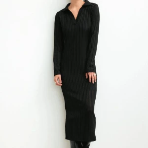 klänning  - Maxi klänning från gina tricot, storlek small. Precis som ny då den aldrig har använts.  Nypris var 499kr helt slutsåld idag.