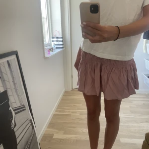 Nakd kjol - Säljer min somriga rosa kjol från nakd! I ett väldigt bra skick då den bara har använts en gång🌸🌸nypris 499