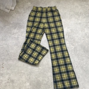 Gula svarta snygga byxor - Denna snyggingen är så vacker och bekväm att den en av mina favoriter. Jag har köpt byxan och den är helt oskadad. Man kab ha på sig de för jobbet, hemma eller gå ut i stan. Rekommenderar att man köper de.