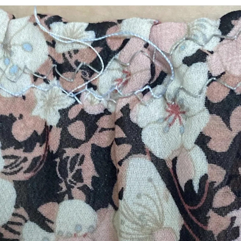 Jättefin brun sommarkjol, med rosa blommor och volanger. Var från början en klänning som jag har sytt om, finns därför spår av sömmar :) Har därför ingen storlek, men skulle säga S. Kjolar.