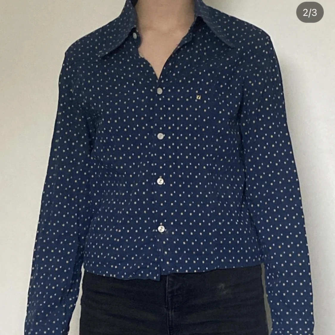 Blå skjorta med prickar