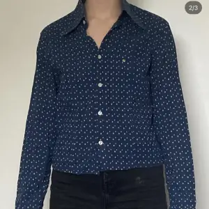 Jättefin blå skjorta som passar både stängd och öppen. Bara använd någon enstaka gång