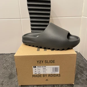 Yeezy Slides ”Onyx” - Säljer mina helt nya yeezy slides ”Onyx”. Skorna är helt nya och självklart äkta. Skulle du vilja ha flera bilder eller har några frågor tveka inte på att höra av dig😃