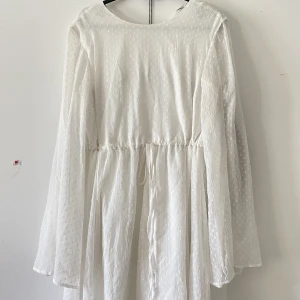 Vit student eller sommar kläning - En jättefin sommar eller student kläning som knaptanvänt köpte från Åhléns . 