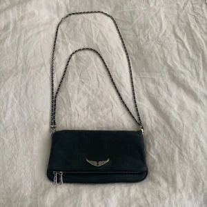 Zadig väska  - Jättefin Zadig väska helt oandvänd, dustbagen är borta tyvärr men annars är den helt perfekt inga defekter, pris går alltid att diskutera ❤️❤️självklart äkta, man kan se det på dragkedjan och själva Zadig märket ❤️