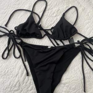 Bikini från NA-KD som är oanvänd, inköpspris 400 kr. Säljes pga inte kommit till användning och har en annan nästan likadan. Överdel xs underdel storlek xs.😎🤩😝