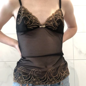 Svart linne - Ett svart linne ifrån H&M med fina broderier på som föreställer blommor, i bra skick förutom att broderierna har gått sönder på två ställen(bild 3). Jag har satt på klarlack så inte det ska bli värre men det märks knappt av.