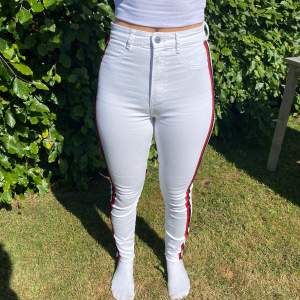 Vita jeans med röda/svarta sträck på sidorna från zara. Högmidjade och tighta med stretch. Använda fåtal gånger